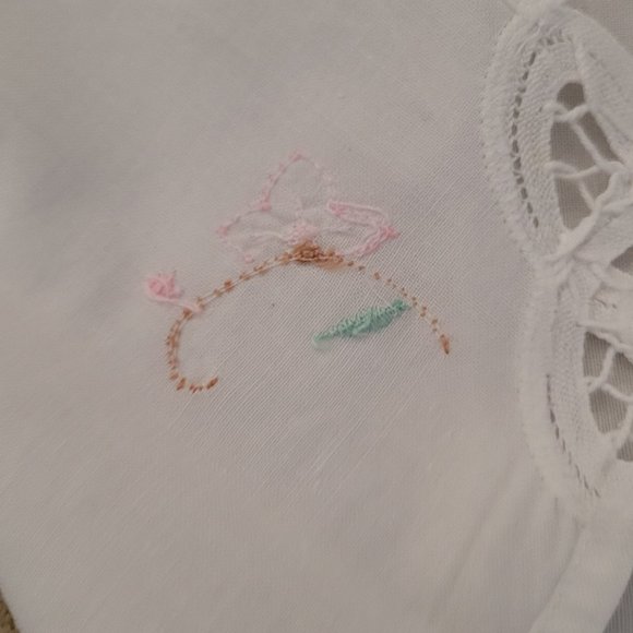Vintage Embroidered Napkins with Lace Corner - Picture 3 of 4